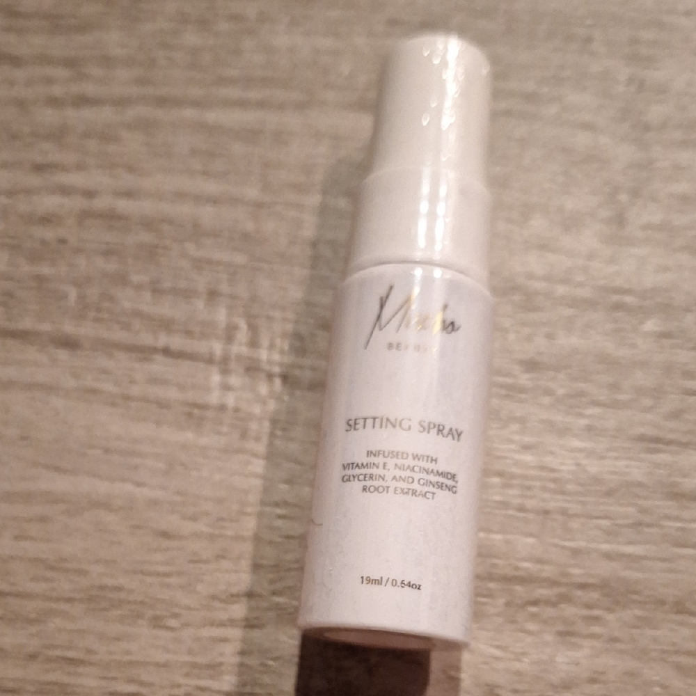 🍁 Mischa Beauty Setting Spray for a Radiant Finish🐠